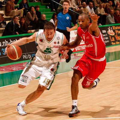 Marko Jaric dribbling basketball.